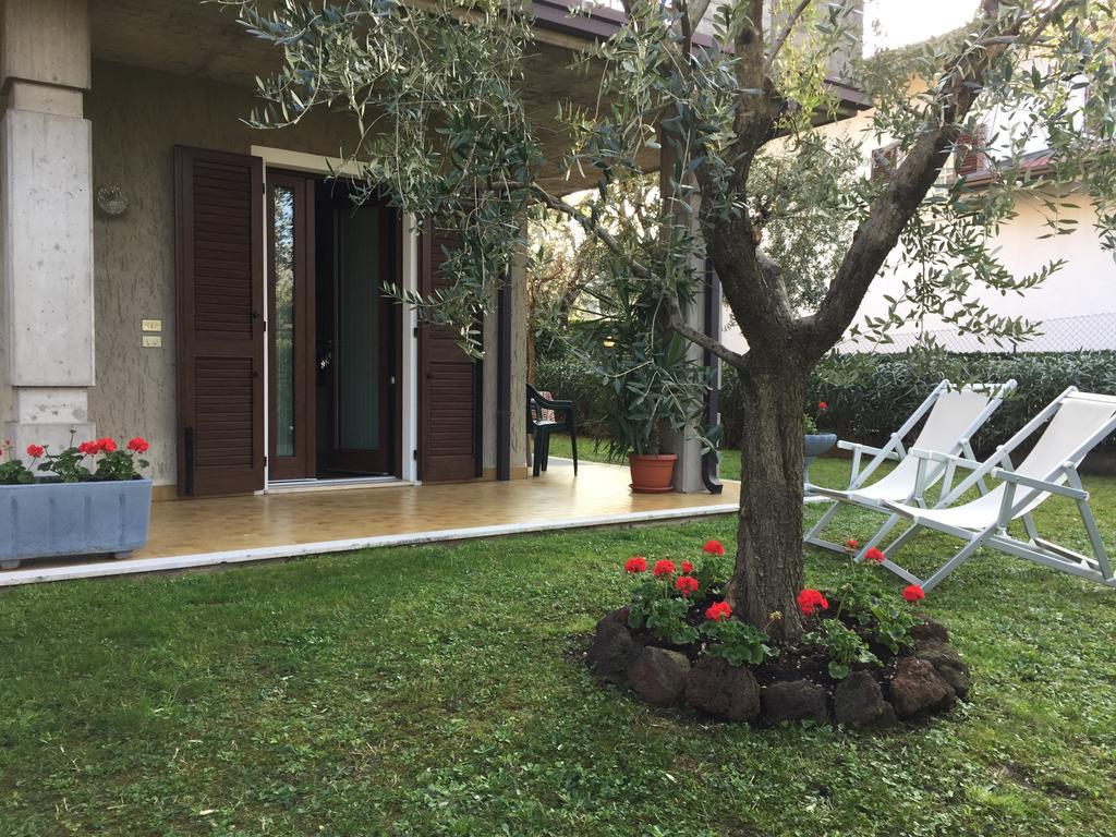 Casa Mary Due - Trilocale Con Giardino Privato A Due Passi Dal Lago Sirmione Exterior foto