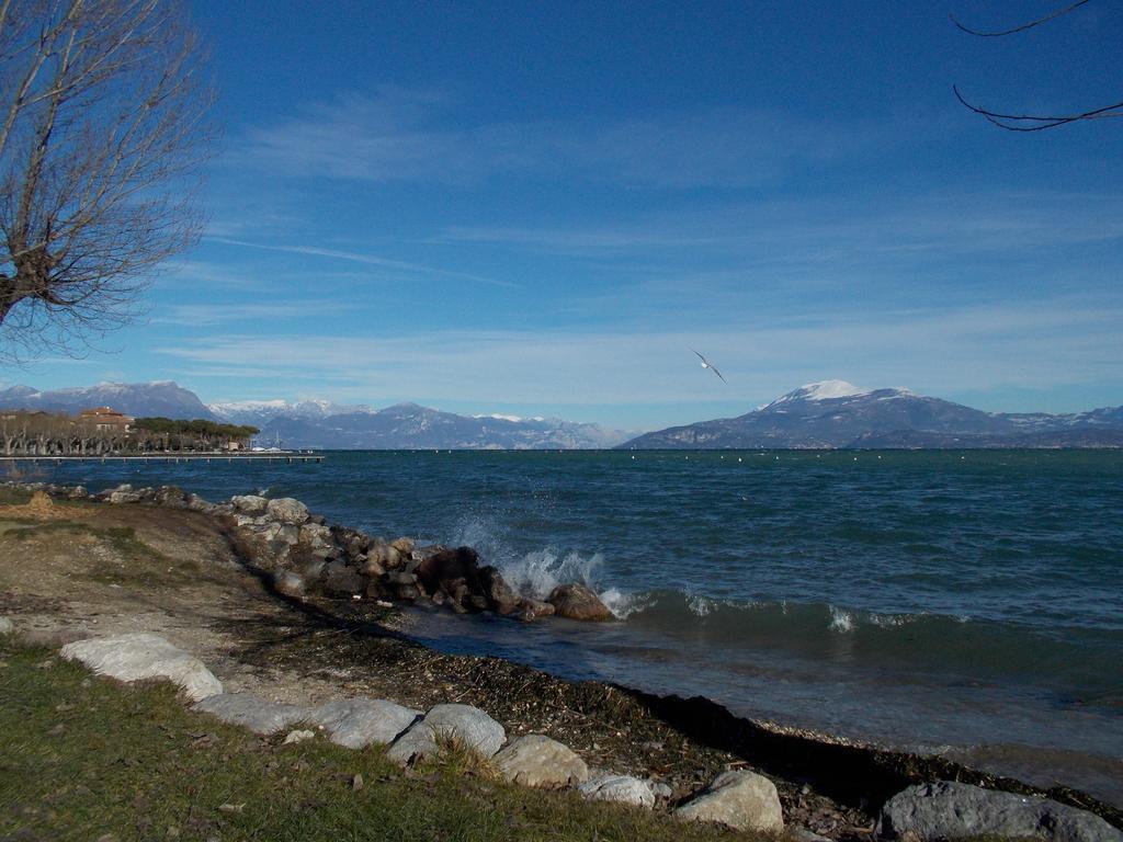 Casa Mary Due - Trilocale Con Giardino Privato A Due Passi Dal Lago Sirmione Exterior foto