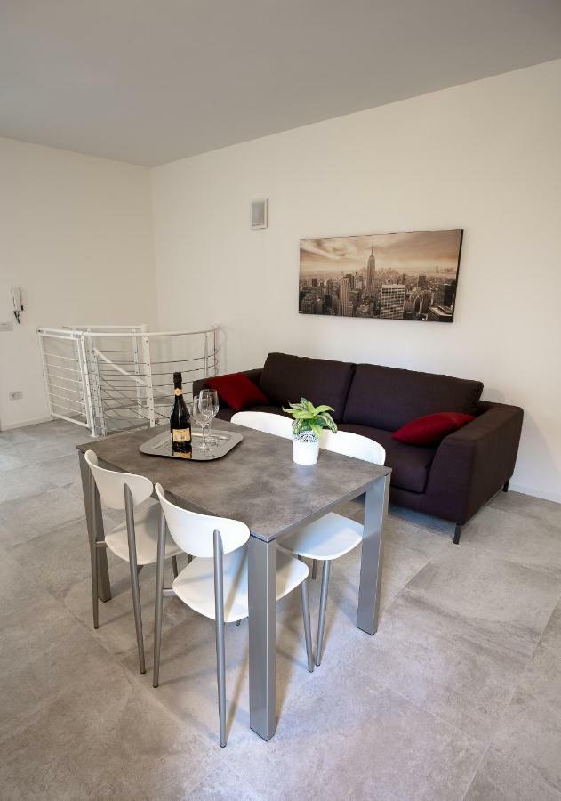Casa Mary Due - Trilocale Con Giardino Privato A Due Passi Dal Lago Sirmione Exterior foto